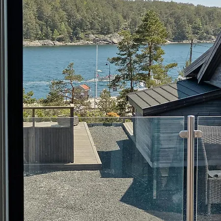 With Royal Ship Views In Hagefjord Nyaraló